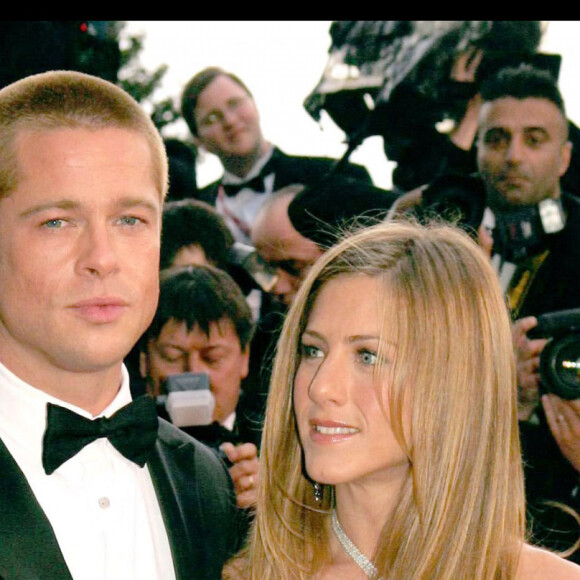 Brad Pitt et sa femme Jennifer Aniston - Montée des marches du film "Troy", 57e Festival International du Film de Cannes, le 13 mai 2004.