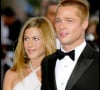 Brad Pitt et sa femme Jennifer Aniston - Montée des marches du film "Troy", 57e Festival International du Film de Cannes.
