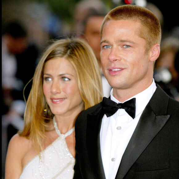 Brad Pitt et sa femme Jennifer Aniston - Montée des marches du film "Troy", 57e Festival International du Film de Cannes.
