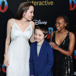 Angelina Jolie et ses enfants Knox Jolie-Pitt et Zahara Marley Jolie-Pitt à la première de Dumbo à Hollywood, Los Angeles, le 11 mars 2019