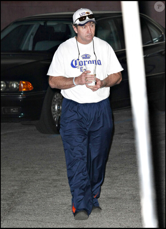 Le père de Britney Spears, Jamie Spears, noie son chagrin dans la bière.