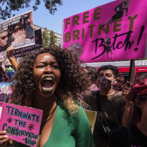 Les fans de Britney Spears sont venus supporter leur idole devant le tribunal de Los Angeles, avec leur slogan FreeBritney. Le 23 juin 2021.