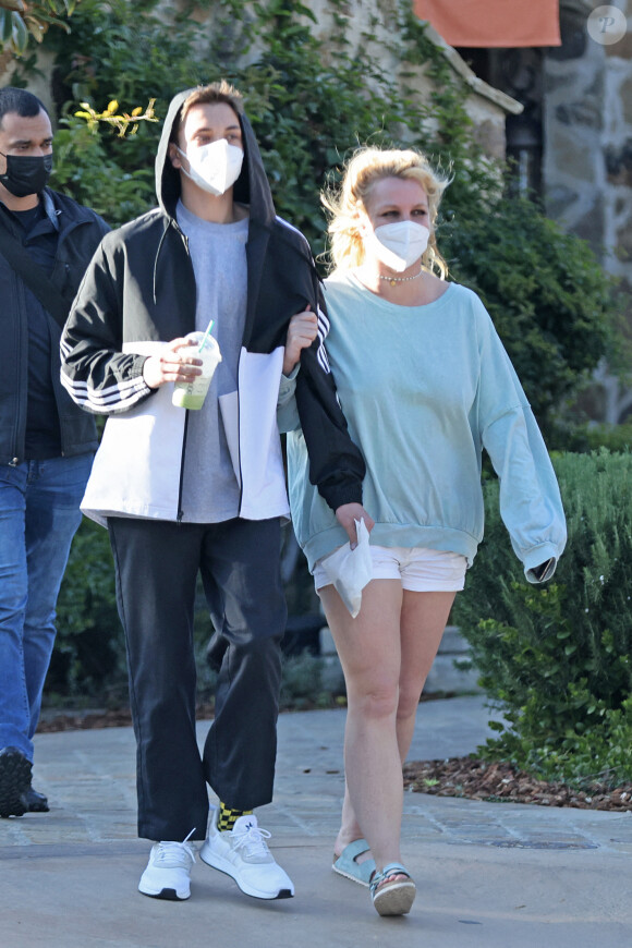 Exclusif - Une des première sorties de Britney Spears depuis l'épidémie de coronavirus (COVID-19) avec son compagnon Sam Asghari et un de ses fils à Los Angeles le 16 mars 2021.