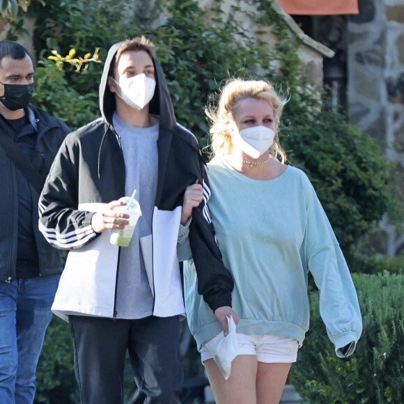 Exclusif - Une des première sorties de Britney Spears depuis l'épidémie de coronavirus (COVID-19) avec son compagnon Sam Asghari et un de ses fils à Los Angeles le 16 mars 2021.