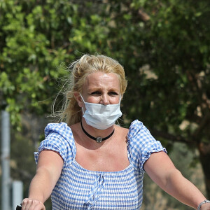 Britney Spears et son compagnon Sam Asghari sortent de leur confinement pour une journée shopping et sportive à Los Angeles le 16 juin 2020.