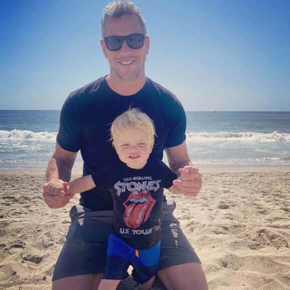 Photo d'Ant Anstead et de son fils, Hudson London Anstead, à la plage, postée le 20 mars 2021.
