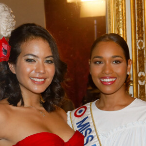 Clémence Botino (Miss France 2020), Vaimalama Chaves (Miss France 2019) chante au cours du défilé de mode Haute-Couture printemps-été 2020 "La Métamorphose" à Paris. Le 21 janvier 2020 © Veeren Ramsamy-Christophe Clovis / Bestimage 