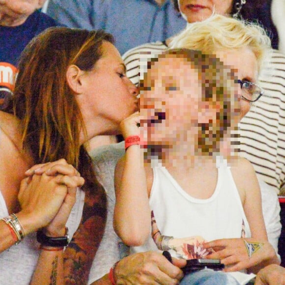 Manon, la fille de Laure Manaudou et Frédérick Bousquet, avec sa maman, sa grand-mère Olga, lors des Championnats de France de natation à Montpellier, le 3 avril 2016.