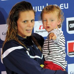 Laure Manaudou et sa fille Manon lors des championnats d'Europe petit bassin de Chartes.