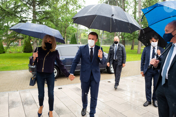 Emmanuel et Brigitte Macron vont voter pour le second tour des élections régionales et départementales au palais des Congrès au Touquet. Le 27 juin 2021. © Romain Gaillard / Pool / Bestimage