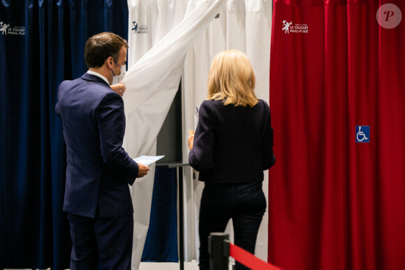 Emmanuel et Brigitte Macron vont voter pour le second tour des élections régionales et départementales au palais des Congrès au Touquet. Le 27 juin 2021. © Romain Gaillard / Pool / Bestimage