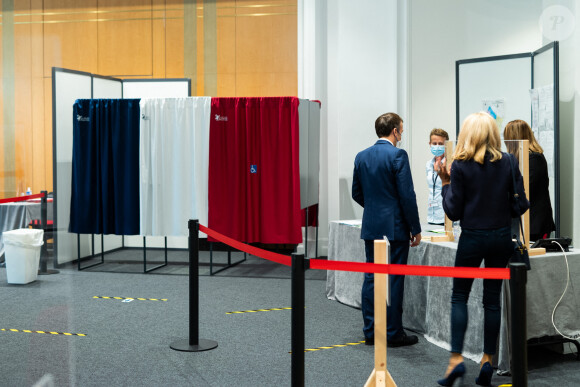 Emmanuel et Brigitte Macron vont voter pour le second tour des élections régionales et départementales au palais des Congrès au Touquet. Le 27 juin 2021. © Romain Gaillard / Pool / Bestimage