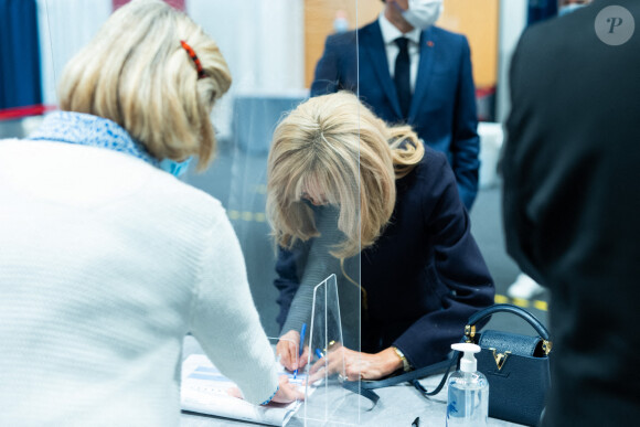 Emmanuel et Brigitte Macron vont voter pour le second tour des élections régionales et départementales au palais des Congrès au Touquet. Le 27 juin 2021. © Romain Gaillard / Pool / Bestimage