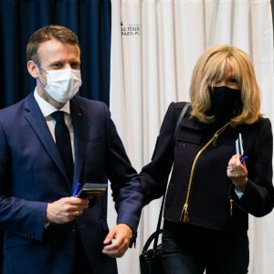 Emmanuel et Brigitte Macron vont voter pour le second tour des élections régionales et départementales au palais des Congrès au Touquet. © Romain Gaillard / Pool / Bestimage