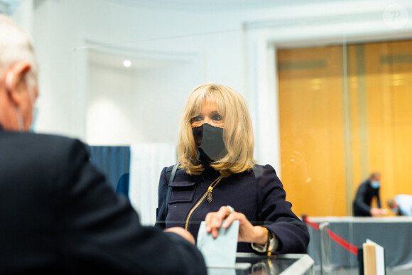 Emmanuel et Brigitte Macron vont voter pour le second tour des élections régionales et départementales au palais des Congrès au Touquet. Le 27 juin 2021. © Romain Gaillard / Pool / Bestimage