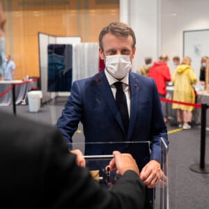 Emmanuel et Brigitte Macron vont voter pour le second tour des élections régionales et départementales au palais des Congrès au Touquet. Le 27 juin 2021. © Romain Gaillard / Pool / Bestimage