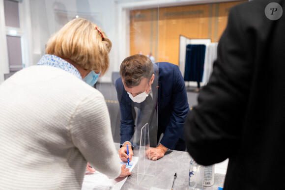 Emmanuel et Brigitte Macron vont voter pour le second tour des élections régionales et départementales au palais des Congrès au Touquet. Le 27 juin 2021. © Romain Gaillard / Pool / Bestimage