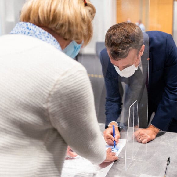 Emmanuel et Brigitte Macron vont voter pour le second tour des élections régionales et départementales au palais des Congrès au Touquet. Le 27 juin 2021. © Romain Gaillard / Pool / Bestimage