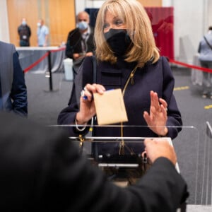 Emmanuel et Brigitte Macron vont voter pour le second tour des élections régionales et départementales au palais des Congrès au Touquet. Le 27 juin 2021. © Romain Gaillard / Pool / Bestimage