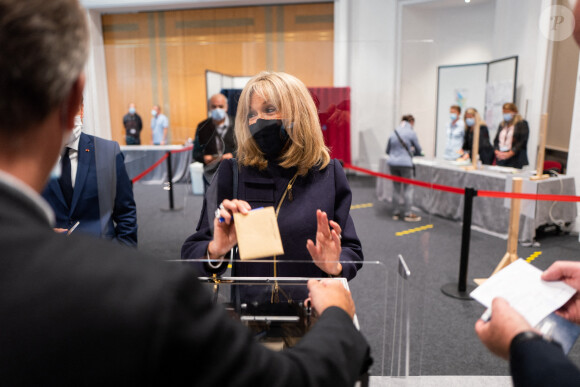 Emmanuel et Brigitte Macron vont voter pour le second tour des élections régionales et départementales au palais des Congrès au Touquet. Le 27 juin 2021. © Romain Gaillard / Pool / Bestimage