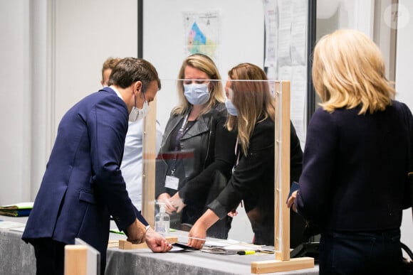 Emmanuel et Brigitte Macron vont voter pour le second tour des élections régionales et départementales au palais des Congrès au Touquet. Le 27 juin 2021. © Romain Gaillard / Pool / Bestimage