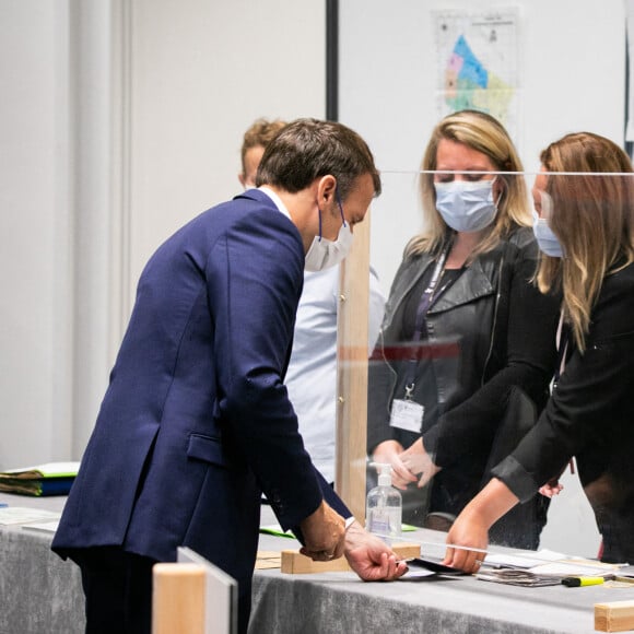 Emmanuel et Brigitte Macron vont voter pour le second tour des élections régionales et départementales au palais des Congrès au Touquet. Le 27 juin 2021. © Romain Gaillard / Pool / Bestimage