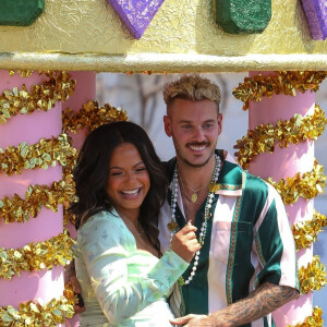 Christina Milian, enceinte, et son compagnon M Pokora font la promotion de la marque "Beignet Box" de Christina sur un char lors d'une parade à Los Angeles le 10 avril 2021.