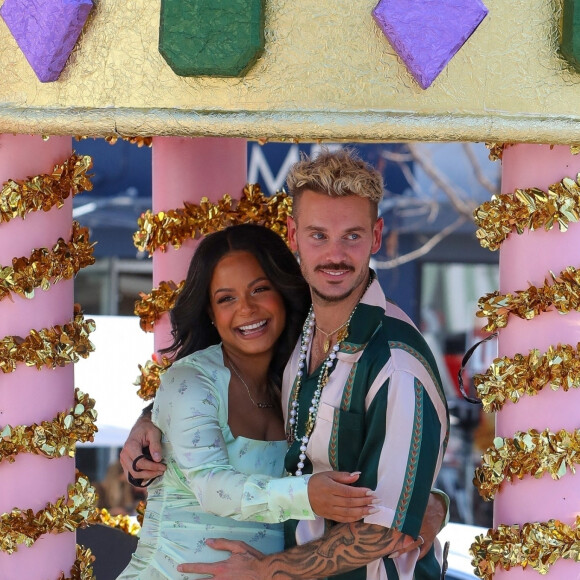 Christina Milian, enceinte, et son compagnon M Pokora (Matt) font la promotion de la marque "Beignet Box" de Christina sur un char lors d'une parade à Los Angeles le 10 avril 2021.