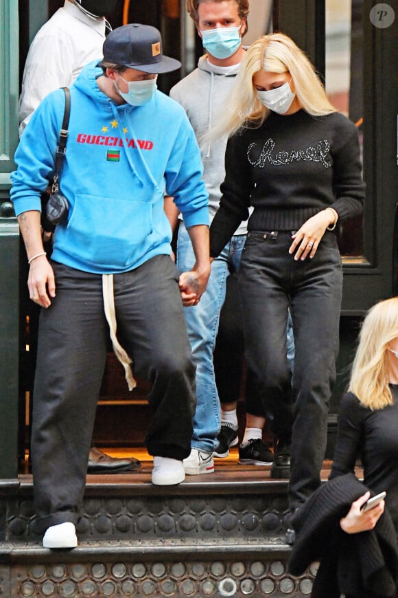Brooklyn Beckham et sa compagne Nicola Peltz sortent avec la mère de Nicola, Claudia Heffner Peltz à SoHo à New York le 24 septembre 2020.