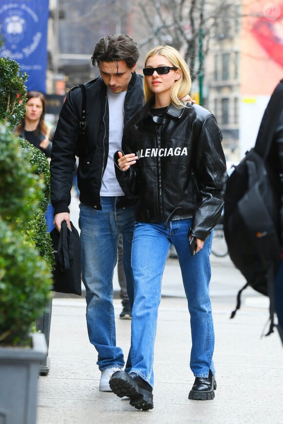 Brooklyn Beckham et sa compagne Nicola Peltz se baladent main dans la main dans les rues de New York. Les deux tourtereaux se sont rencontrés en octobre 2019.