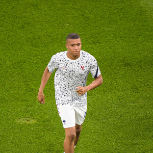 Kylian Mbappe ( 10 - France ) - Echauffement - - Match de football de l'Euro 2020 à Budapest : La France ex aequo avec le Portugal 2-2 au Stade Ferenc-Puskas le 23 juin 2021. © Federico Pestellini / Panoramic / Bestimage 