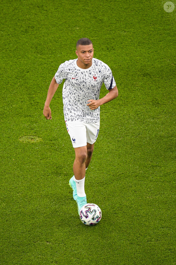 Kylian Mbappe ( 10 - France ) - Echauffement - - Match de football de l'Euro 2020 à Budapest : La France ex aequo avec le Portugal 2-2 au Stade Ferenc-Puskas le 23 juin 2021. © Federico Pestellini / Panoramic / Bestimage 