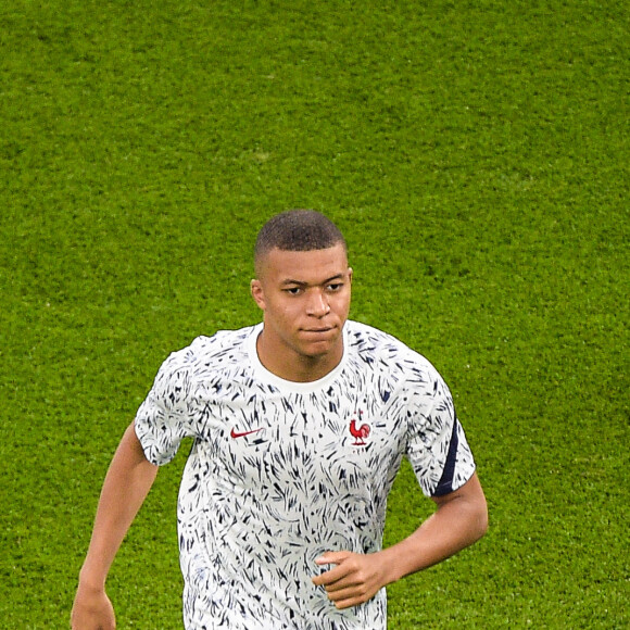 Kylian Mbappe ( 10 - France ) - Echauffement - - Match de football de l'Euro 2020 à Budapest : La France ex aequo avec le Portugal 2-2 au Stade Ferenc-Puskas le 23 juin 2021. © Federico Pestellini / Panoramic / Bestimage 