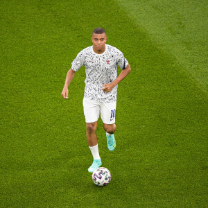 Kylian Mbappe ( 10 - France ) - Echauffement - - Match de football de l'Euro 2020 à Budapest : La France ex aequo avec le Portugal 2-2 au Stade Ferenc-Puskas le 23 juin 2021. © Federico Pestellini / Panoramic / Bestimage 