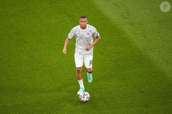 Kylian Mbappe ( 10 - France ) - Echauffement - - Match de football de l'Euro 2020 à Budapest : La France ex aequo avec le Portugal 2-2 au Stade Ferenc-Puskas le 23 juin 2021. © Federico Pestellini / Panoramic / Bestimage 