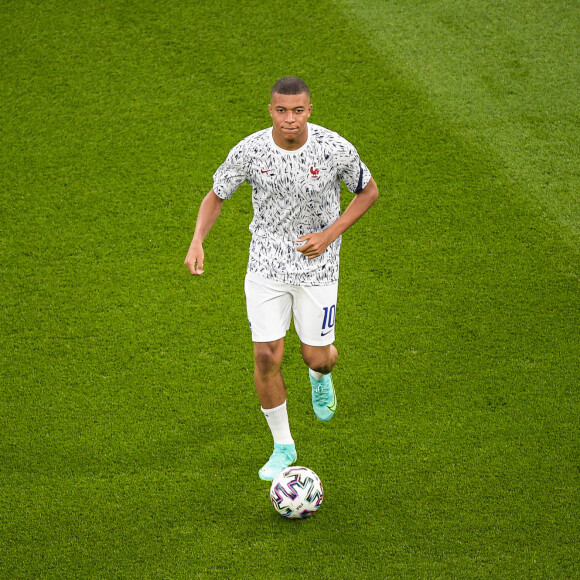 Kylian Mbappe ( 10 - France ) - Echauffement - - Match de football de l'Euro 2020 à Budapest : La France ex aequo avec le Portugal 2-2 au Stade Ferenc-Puskas le 23 juin 2021. © Federico Pestellini / Panoramic / Bestimage 