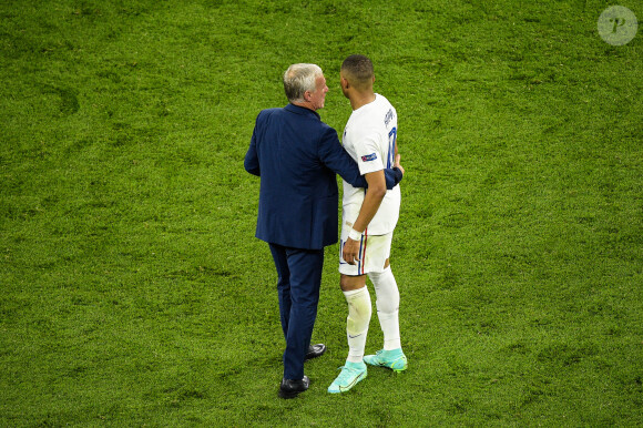 Didier Deschamps ( selectionneur - entraineur - France ) - Kylian Mbappe ( 10 - France ) - Fin du match - - Match de football de l'Euro 2020 à Budapest : La France ex aequo avec le Portugal 2-2 au Stade Ferenc-Puskas le 23 juin 2021. © Federico Pestellini / Panoramic / Bestimage 