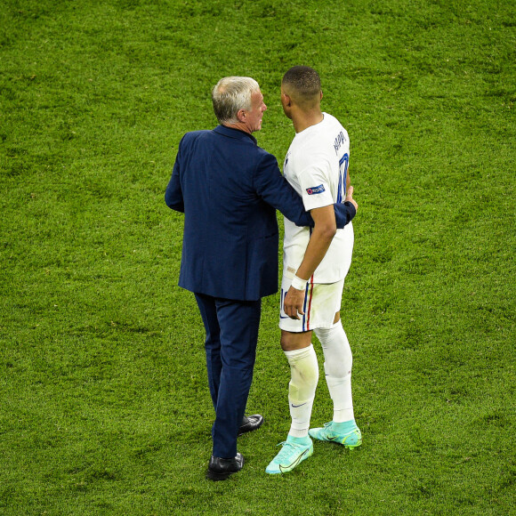 Didier Deschamps ( selectionneur - entraineur - France ) - Kylian Mbappe ( 10 - France ) - Fin du match - - Match de football de l'Euro 2020 à Budapest : La France ex aequo avec le Portugal 2-2 au Stade Ferenc-Puskas le 23 juin 2021. © Federico Pestellini / Panoramic / Bestimage 