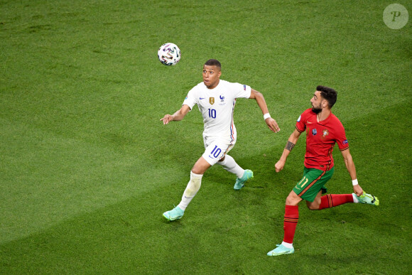 10 KYLIAN MBAPPE (FRA) - 11 BRUNO FERNANDES (POR) - Match de football de l'Euro 2020 à Budapest : La France ex aequo avec le Portugal 2-2 au Stade Ferenc-Puskas le 23 juin 2021. © Anthony Bibard/FEP/Panoramic / Bestimage 