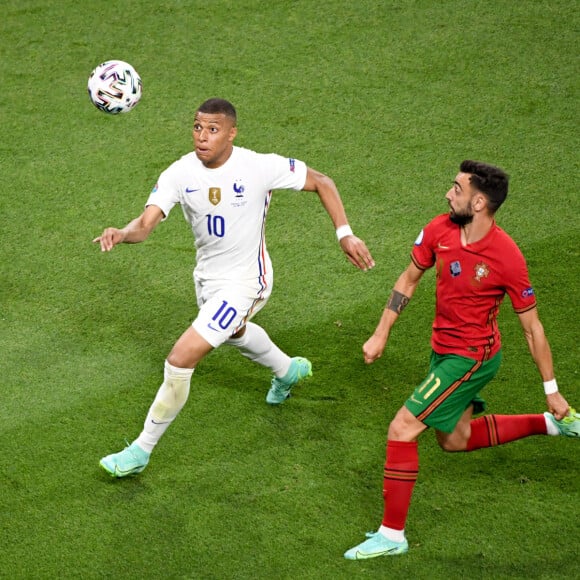 10 KYLIAN MBAPPE (FRA) - 11 BRUNO FERNANDES (POR) - Match de football de l'Euro 2020 à Budapest : La France ex aequo avec le Portugal 2-2 au Stade Ferenc-Puskas le 23 juin 2021. © Anthony Bibard/FEP/Panoramic / Bestimage 