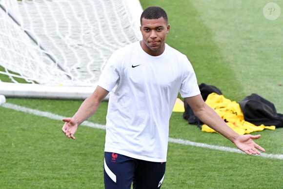 10 KYLIAN MBAPPE (FRA) lors de l'entraînement de l'équipe de France de football pendant UEFA EURO 2020, à Budapest, Hongrie, le 21 juin 2021. © Anthony Bibard/FEP/Panoramic/Bestimage 