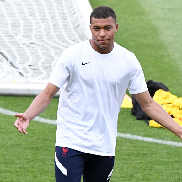 10 KYLIAN MBAPPE (FRA) lors de l'entraînement de l'équipe de France de football pendant UEFA EURO 2020, à Budapest, Hongrie, le 21 juin 2021. © Anthony Bibard/FEP/Panoramic/Bestimage 