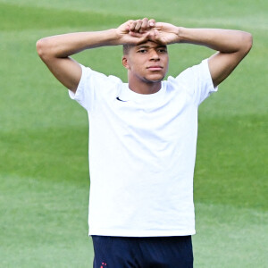 10 KYLIAN MBAPPE (FRA) lors de l'entraînement de l'équipe de France de football pendant UEFA EURO 2021, à Budapest. © Anthony Bibard/FEP/Panoramic/Bestimage 