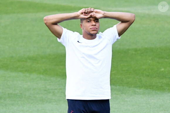 10 KYLIAN MBAPPE (FRA) lors de l'entraînement de l'équipe de France de football pendant UEFA EURO 2021, à Budapest. © Anthony Bibard/FEP/Panoramic/Bestimage 