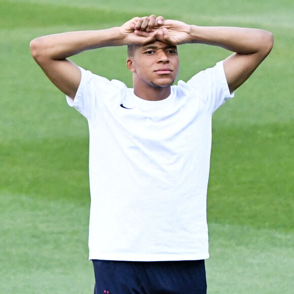 10 KYLIAN MBAPPE (FRA) lors de l'entraînement de l'équipe de France de football pendant UEFA EURO 2021, à Budapest. © Anthony Bibard/FEP/Panoramic/Bestimage 