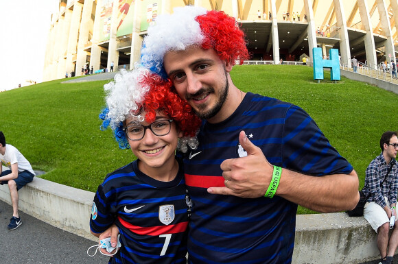 Les supporters français avant le huitièmes de finale de l'Euro 2020 entre la France et la Suisse à l'arène nationale de Bucarest, Roumanie, le 28 juin 2021. © Federico Pestellini/Panoramic/Bestimage 