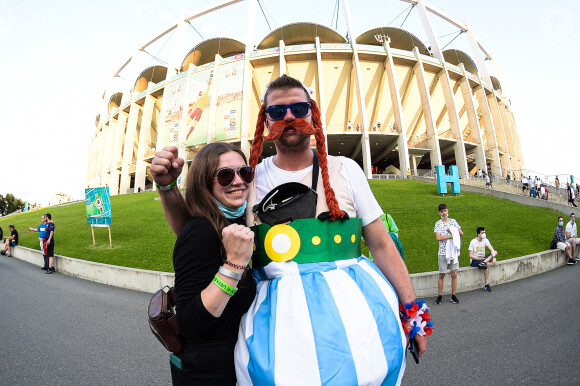 Les supporters français avant le huitièmes de finale de l'Euro 2020 entre la France et la Suisse à l'arène nationale de Bucarest, Roumanie, le 28 juin 2021. © Federico Pestellini/Panoramic/Bestimage 