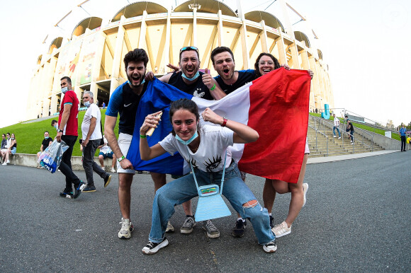 Les supporters français avant le huitièmes de finale de l'Euro 2020 entre la France et la Suisse à l'arène nationale de Bucarest, Roumanie, le 28 juin 2021. © Federico Pestellini/Panoramic/Bestimage 