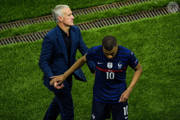 Deception des joueurs de l equipe de France - Kylian Mbappe ( 10 - France ) - Didier Deschamps ( selectionneur - entraineur - France ) - Match de football de l'Euro 2020 : La France s'incline devant la Suisse après les tirs au but au stade Arena Nationala à Bucarest le 28 juin 2021. © Federico Pestellini / Panoramic / Bestimage 