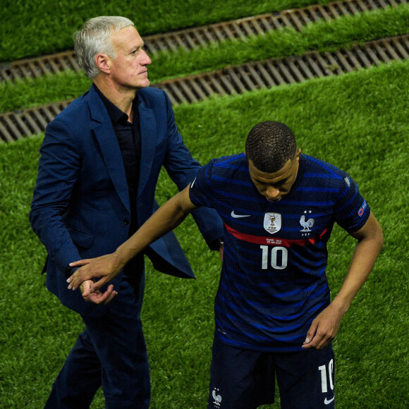 Deception des joueurs de l equipe de France - Kylian Mbappe ( 10 - France ) - Didier Deschamps ( selectionneur - entraineur - France ) - Match de football de l'Euro 2020 : La France s'incline devant la Suisse après les tirs au but au stade Arena Nationala à Bucarest le 28 juin 2021. © Federico Pestellini / Panoramic / Bestimage 